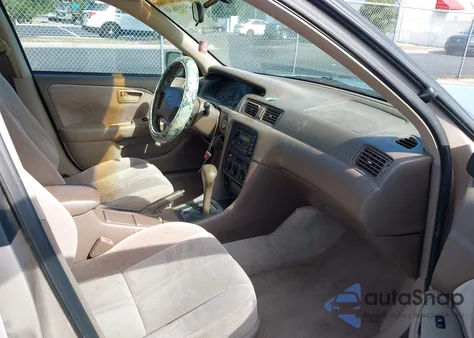 1999 Toyota Camry Le V6 z USA, uszkodzony, nr VIN 4T1BF28K9XU076498